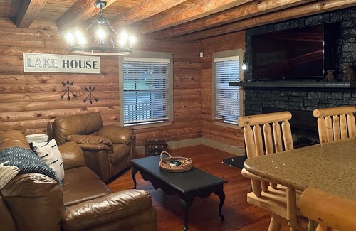 Crescent City House | Crescent Lake Cozy Cabin Retreat- Bring your boat!