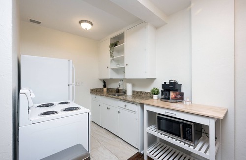 Historic Uptown Apartment | Crescent Lake Park 2 bedroom Plus Den