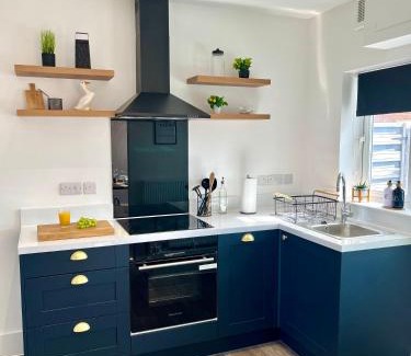 Forsbrook House | Crestfield House - Stunning Home near Alton Towers - Free Parking & Garden