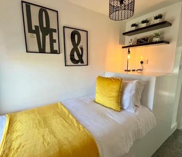 Forsbrook House | Crestfield House - Stunning Home near Alton Towers - Free Parking & Garden