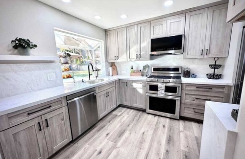 Peacock House | Crestview Oceanside Retreat with Yard & Pets