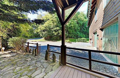 Royal Pines House | Crestwood Retreat