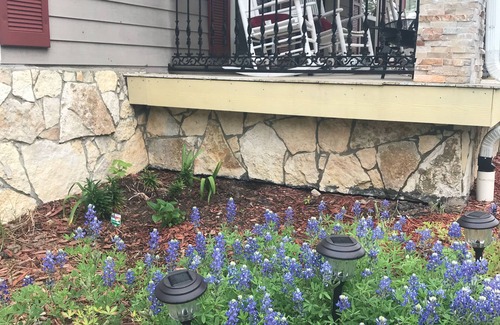 French Quarter House | Crew’s Quarters, Freshly remodeled 2 bedroom efficiency.