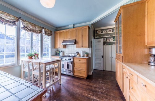 Okanagan-Similkameen House | Cricket Cottage: Naramata Village property steps to Manitou Park & Okanagan Lake