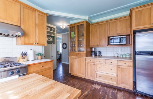 Okanagan-Similkameen House | Cricket Cottage: Naramata Village property steps to Manitou Park & Okanagan Lake