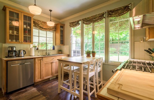 Okanagan-Similkameen House | Cricket Cottage: Naramata Village property steps to Manitou Park & Okanagan Lake