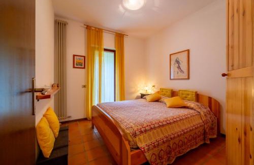 Civenna Apartment | Crimson Apartment by Wonderful Italy
