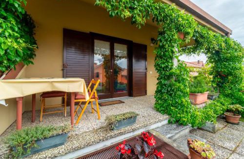Civenna Apartment | Crimson Apartment by Wonderful Italy