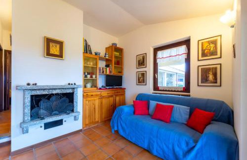 Civenna Apartment | Crimson Apartment by Wonderful Italy