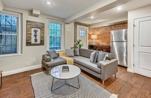 Highland Park House | Crisp, Contemporary Escape | Near T