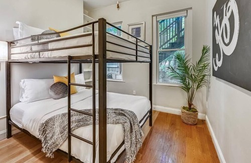 Highland Park House | Crisp, Contemporary Escape | Near T