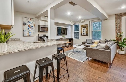 Highland Park House | Crisp, Contemporary Escape | Near T