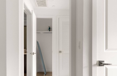 Westchester Apartment | Crisp Westchester 1BR w/ Gym, Pool, nr. LAX & beach, by Blueground