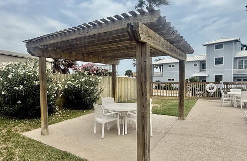 Port Aransas Condo | Cristy's Crab Shack @ Sunrise Villas