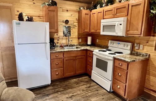 Bryant Cabin | Critter Corner Cabin – Cozy Bluffside Retreat