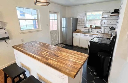 Arena District House | Crockett’s Place steps from Frost Bank Center, near The Pearl and Downtown