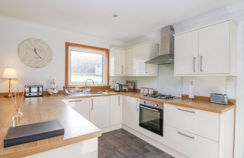 Aberfeldy Cottage | CROMALLT, pet friendly, with a garden in Aberfeldy