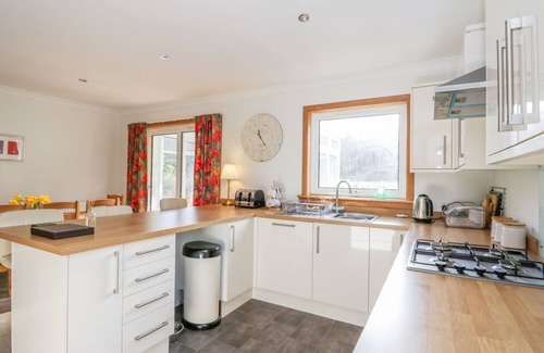 Aberfeldy Cottage | CROMALLT, pet friendly, with a garden in Aberfeldy
