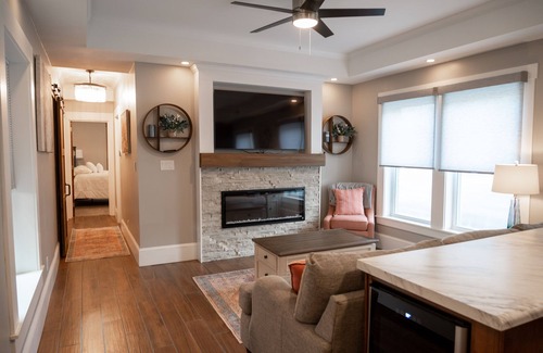 Richmond Apartment | Crosley Loft Apartment 8B