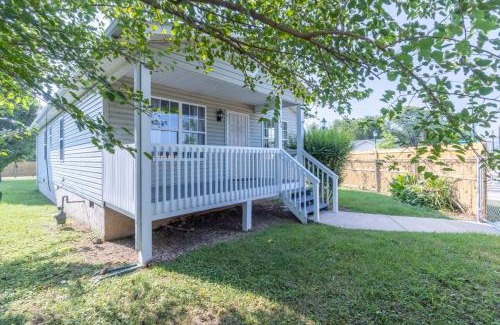 Downtown Chattanooga House | Crossroads Cottage l Grill & high speed internet