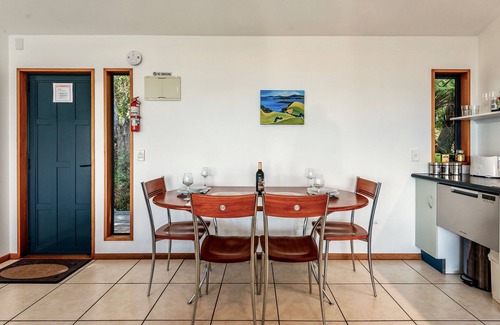 Omiha House | CrossTrees Chalet - Seaview - Waiheke Holiday Unit