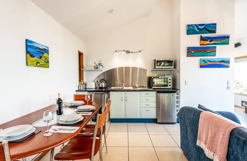 Omiha House | CrossTrees Chalet - Seaview - Waiheke Holiday Unit