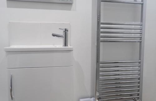 Eastington Apartment | Crossways - a modern two bedroom village apartment close to cheltenham