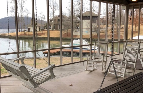 Guntersville House | Crosswinds at Lake Guntersville (Lakefront w/dock)