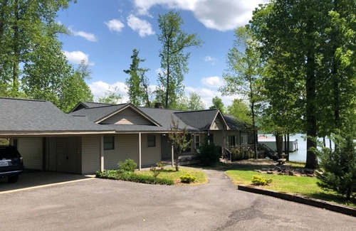 Guntersville House | Crosswinds at Lake Guntersville (Lakefront w/dock)
