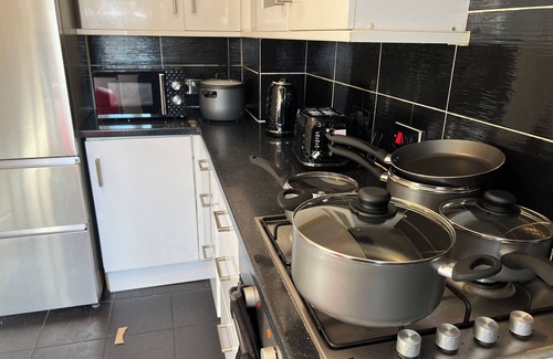 Canning Town House | CROWN HOUSE—Cozy 2 bedroom house near Excel London. With driveway. Sleep 5
