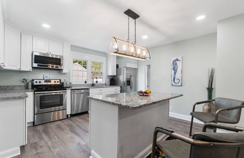 Norfolk House | Crown Jewel Luxe Beach Bungalow, Private Pool, 5min-beach, 6 min-NAVSTA