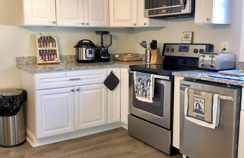 Norfolk House | Crown Jewel Luxe Beach Bungalow, Private Pool, 5min-beach, 6 min-NAVSTA