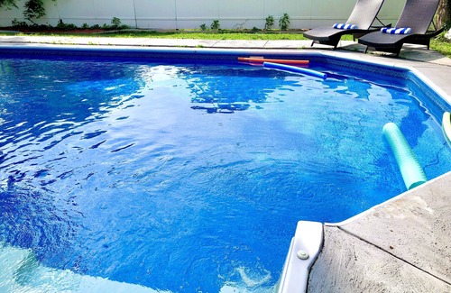 Norfolk House | Crown Jewel Luxe Beach Bungalow, Private Pool, 5min-beach, 6 min-NAVSTA