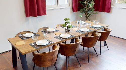 Lustenau Apartment | CROWN LIVING Design Loft, Küche, Bibliothek, Gartensitzplatz