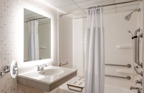 Wayne Hotel | Crowne Plaza Indianapolis-Airport by IHG