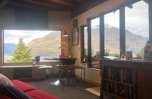 Sunshine Bay House | Crows Nest - Queenstown Holiday Home