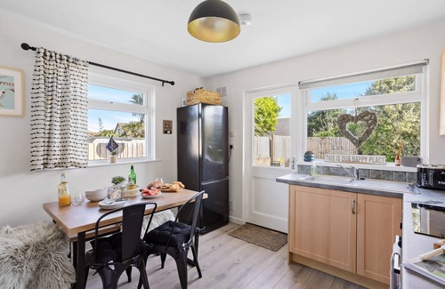 Croyde House | Croyde comfort, walk to beach with parking & garden