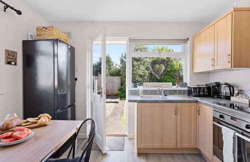 Croyde House | Croyde comfort, walk to beach with parking & garden