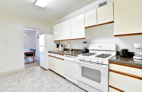 Aurora Highlands Apartment | Crystal City Apt | Gym & Metro Nearby