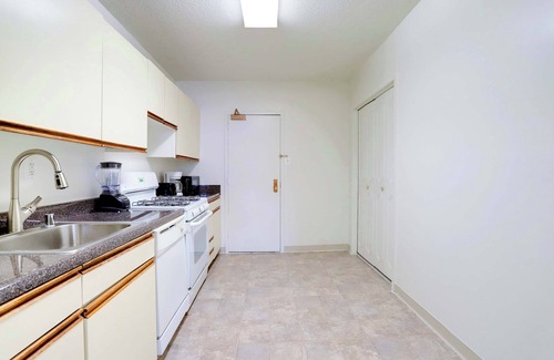 Aurora Highlands Apartment | Crystal City Apt | Gym & Metro Nearby
