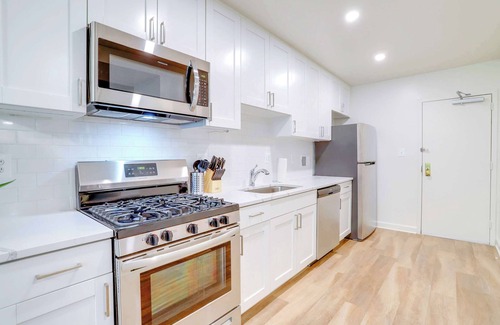 Aurora Highlands Apartment | Crystal City Apt with Gym & Pool