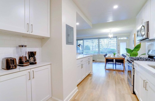 Aurora Highlands Apartment | Crystal City Apt with Gym & Pool
