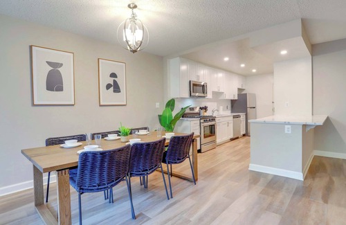 Aurora Highlands Apartment | Crystal City Apt with Gym & Pool