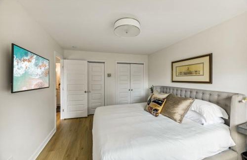 Aurora Highlands House | Crystal City Charm 2BR Free Parking 304