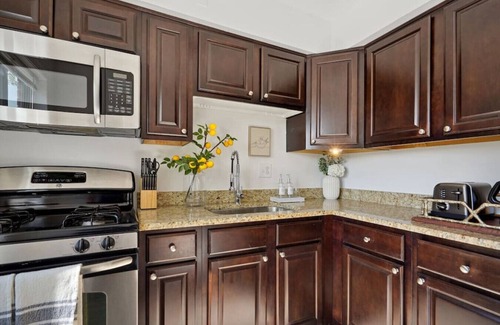 Aurora Highlands Condo | Crystal City Charm/Free Parking