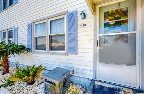 Atlantic Beach Apartment | Crystal Coast Charmer