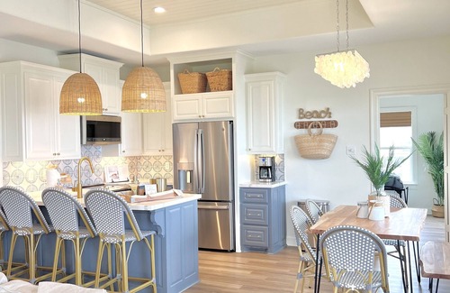 Galveston House | Crystal Cove Cottage - BEACHFRONT Luxury Getaway - Fully Fenced & Pet Friendly