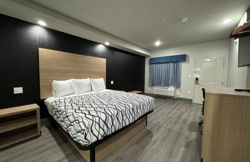 Barker Hotel | Crystal Inn Gessner- Near Sam Houston Racepark