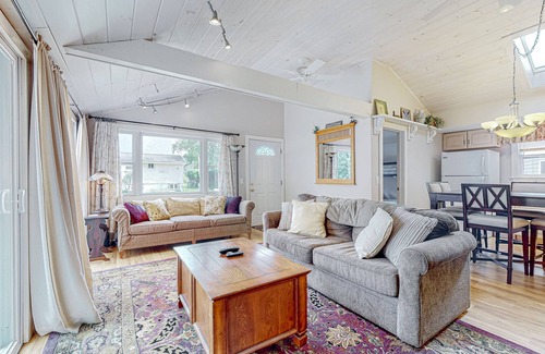 Gilmanton IW House | Crystal Lake Cottage | House in Gilmanton