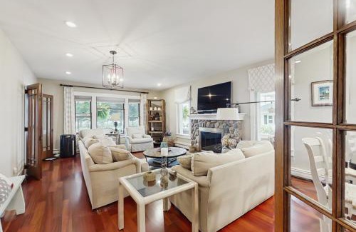 Beulah House | Crystal Lake Getaway
